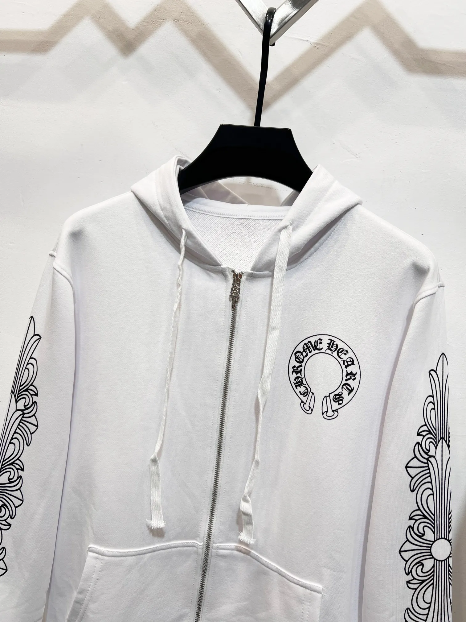 P260 (high quality) Style number: (G002) ChromeHearts 25 early autumn floral arm horseshoe hooded sweatshirt Sanskrit letter rattan flower cross horseshoe hooded sweatshirt The fabric is made of 440g pure cotton terry with matching threads Imported printing Original customization Hardware Color: White Size: S-XL